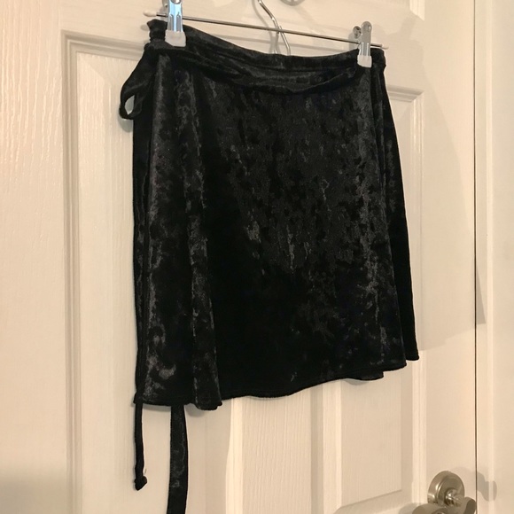 SMALL BLACK VELVET WRAP MINI SKIRT - Picture 12 of 12